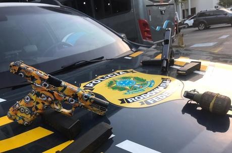 Armas e granadas foram apreendidas com miliciano
Divulgação/PRF