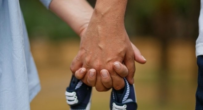 Licença paternidade de 20 dias ganha espaço e mais adesões Licença sem preço: nada paga a sensação dos primeiros contatos entre pai e filho. Pixabay