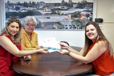 Daniela recebendo convite na manhã desta sexta-feira (12) (Foto: Érika Batista)
