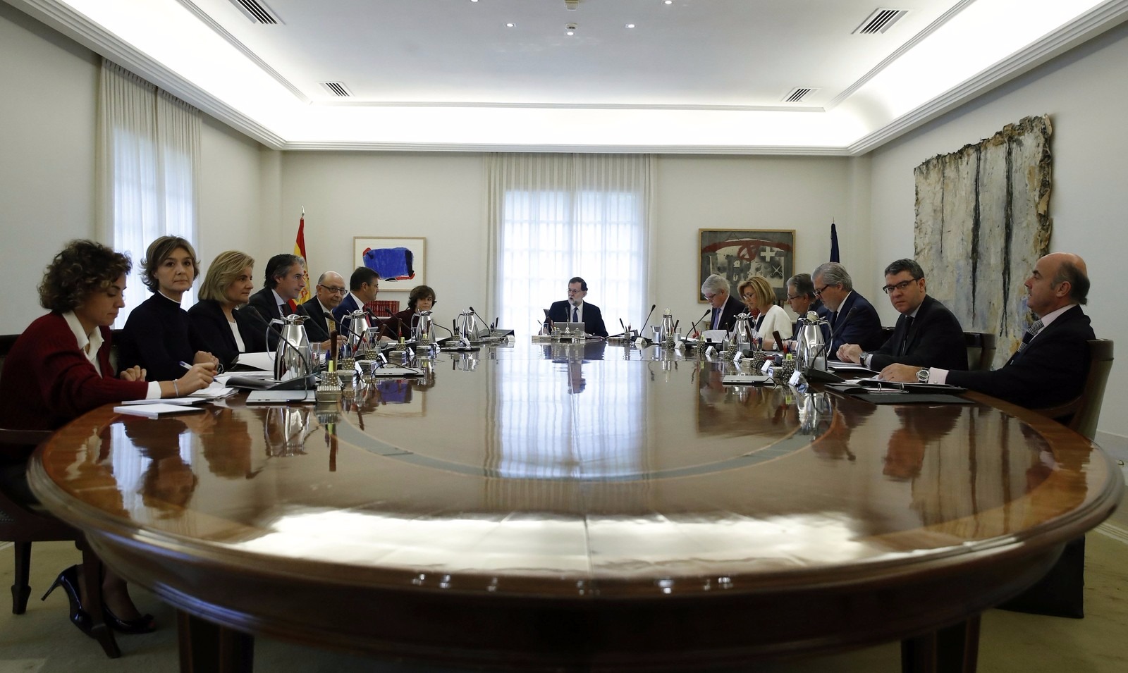 O primeiro-ministro Mariano Rajoy na reunião com o Conselho de Ministros da Espanha na manhã deste sábado (21) (Foto: Juan Carlos Hidalgo/Reuters)