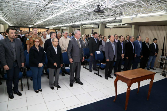 Deputados, prefeitos e o governador, Reinaldo Azambuja, assinaram contratos de emendas
Foto: Victor Chileno