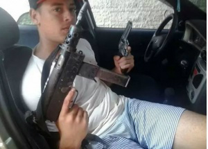 Jovem também postava fotos de armas em sua rede social. (Foto: Divulgação)