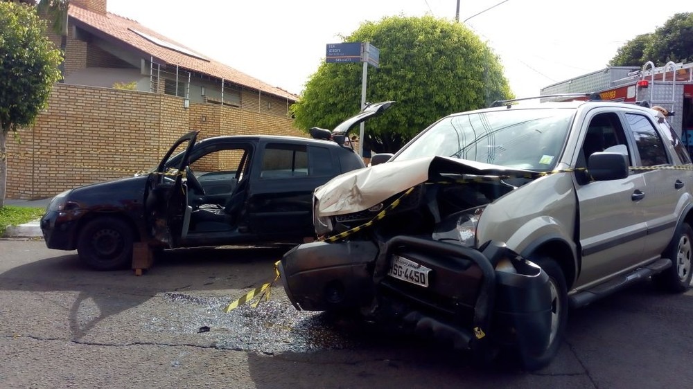 Dois ficam feridos em batida de carros em Campo Grande Acidente aconteceu no cruzamento das ruas Sergipe e Manoel Inácio de Souza