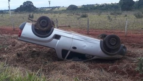 Em curva, motorista perde controle e capota veículo na MS-080 O veículo ficou com rodas para cima, na margem da rodovia. Fernanda Palheta/CG News