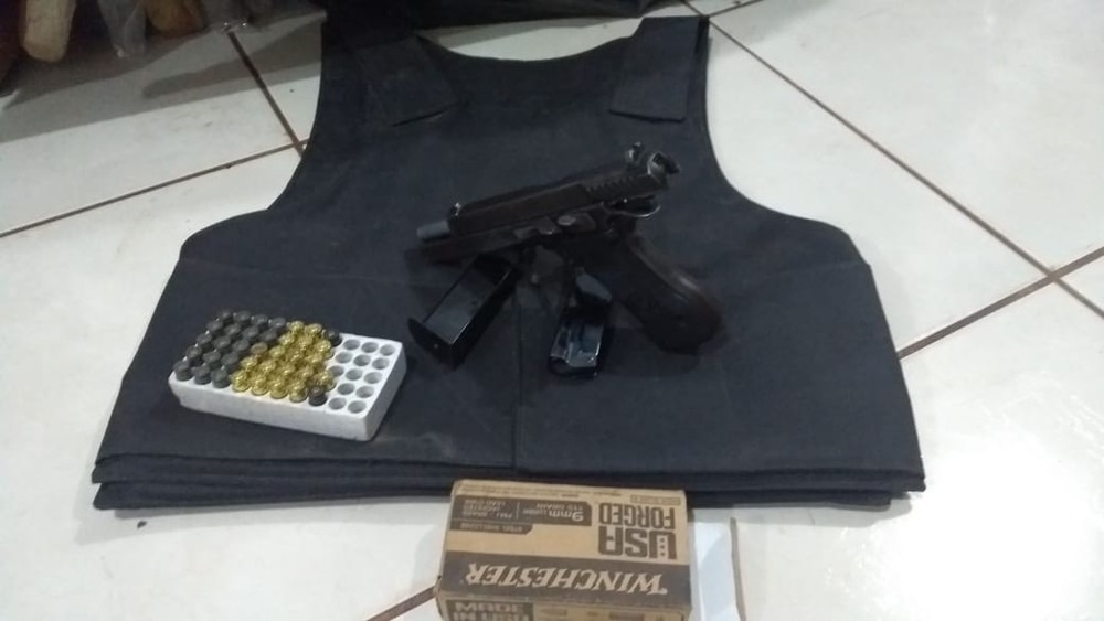 PM apreende drogas, pistola israelense e colete balístico no Nova Lima Arma e colete apreendido pela PM. Divulgação