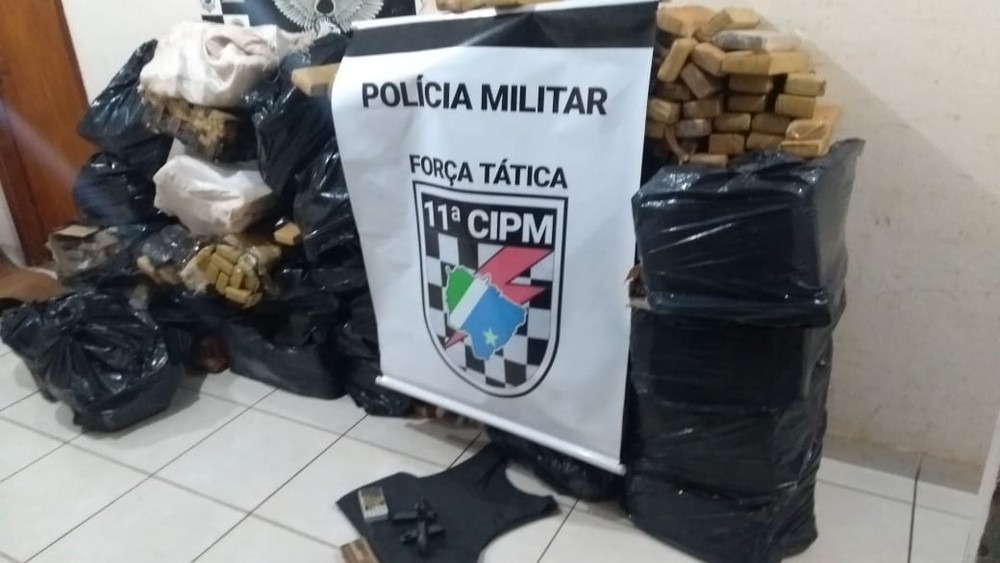 PM apreende drogas, pistola israelense e colete balístico no Nova Lima Droga foi apreendida e encaminhada para Denar. Divulgação