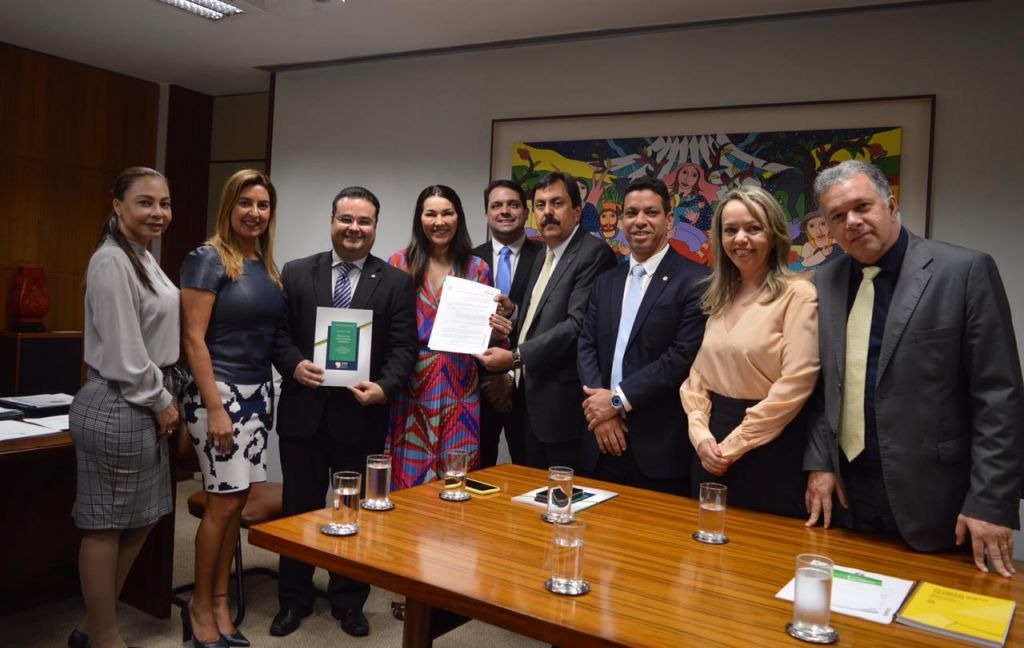 Fábio Trad apoia criação de PEC que fortalecerá magistratura estadual e cidadania Dirigentes associativos de entidades de magistrados e os deputados Fábio Trad e Margarete Coelho. Divulgação