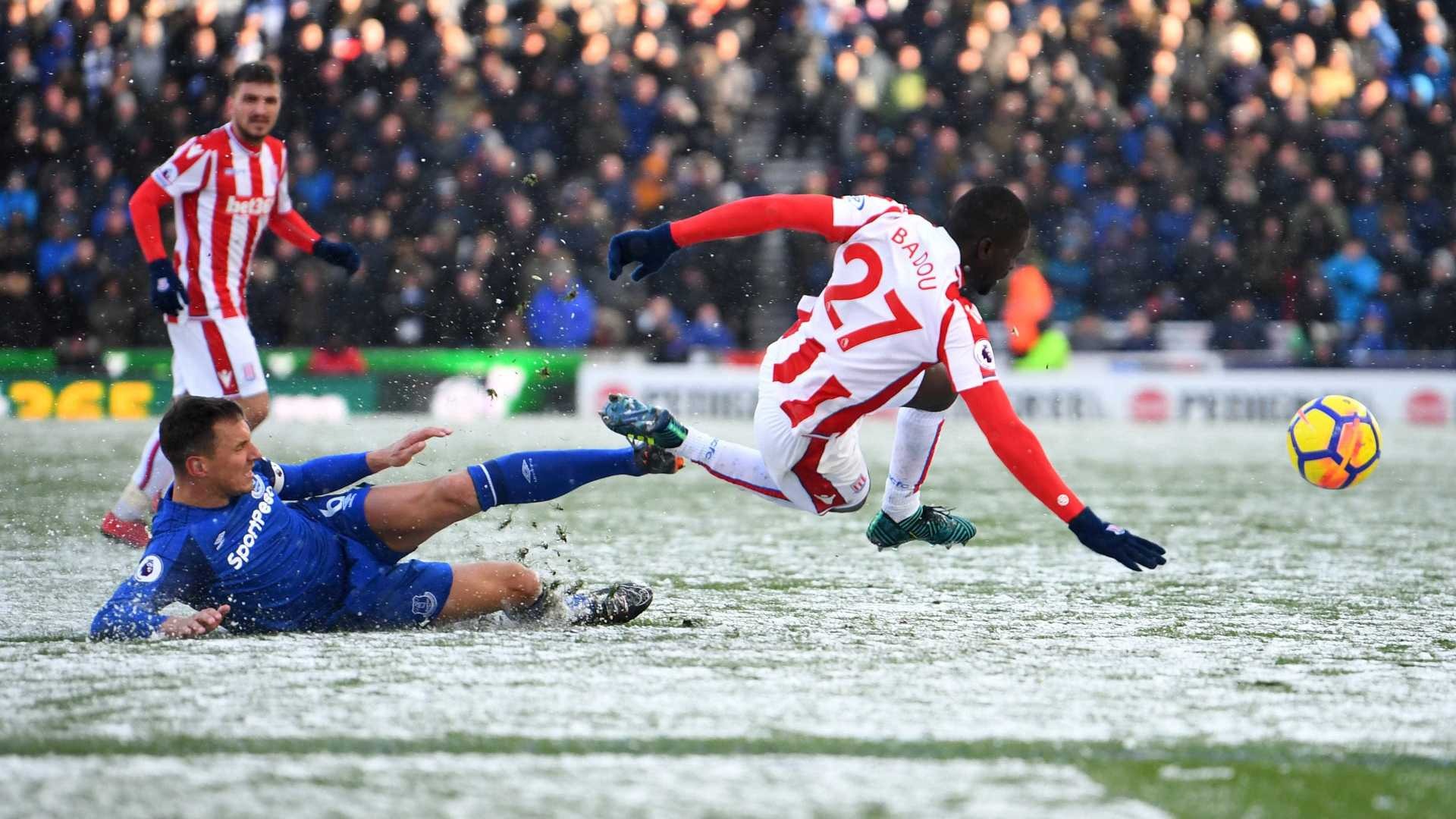 Sob neve, Everton vence o Stoke City no Campeonato Inglês Sob neve, Everton vence o Stoke City no Campeonato Inglês