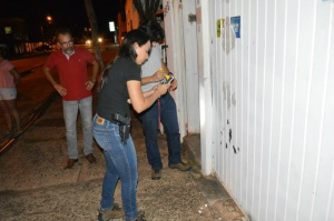 Prefeito de Ribas do Rio Pardo sofre atentado a tiros na frente de casa O prefeito Zé Cabelo (de vermelho) acompanha a realização da perícia no portão de sua casa (Foto: Kleber Souza/Rio Pardo News)
