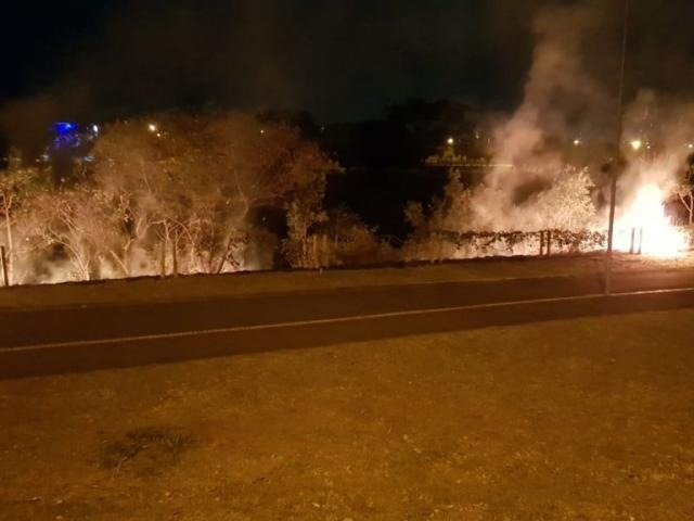 Fogo no parque do Soter mobiliza equipe do Corpo de Bombeiros Kárita Francisco/Aplicativo/whatsApp