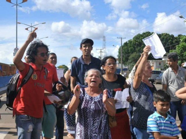 Prefeitura sorteia pontos para ambulantes trabalharem nos terminais de ônibus Manifestação em frente da Agetran (Foto:Alcides Neto)