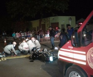 Acidente entre motocicleta e caminhão deixa jovem ferido em Corumbá Corpo de Bombeiros foi acionado e jovem levado para o hospital municipal - Divulgação/Bombeiros