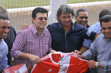 Prefeito entrega reforma do Jacques da Luz e fala em “repaginar” Morenão Na entrega da reforma do Jacques da Luz, o prefeito Olarte ganhou de presente uma camisa do Comercial (Foto: Alcides Neto/Campo Grande News)