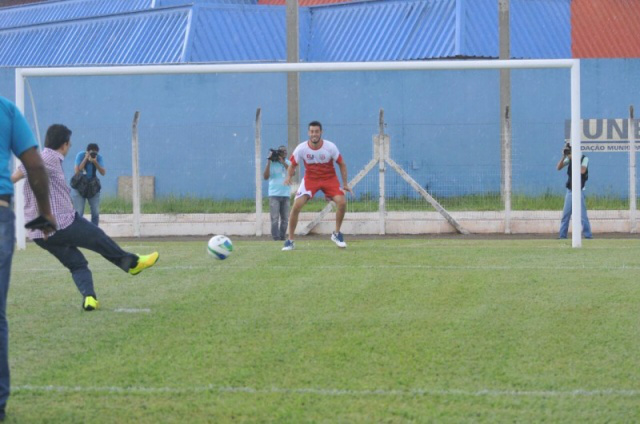 Prefeito entrega reforma do Jacques da Luz e fala em “repaginar” Morenão Com estilo, prefeito bateu pênalti para inaugurar a reforma do estádio, e errou (Foto: Alcides Neto)