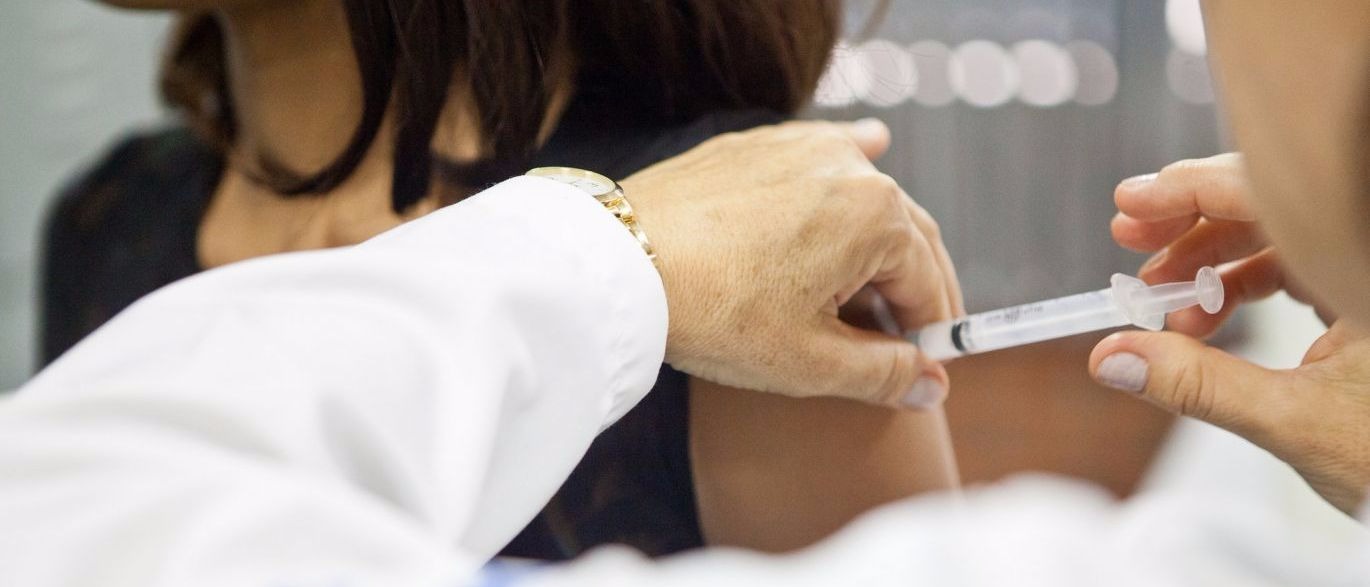 Vacina protege contra os três subtipos do vírus: A/H1N1, A/H3N2 e influenza B