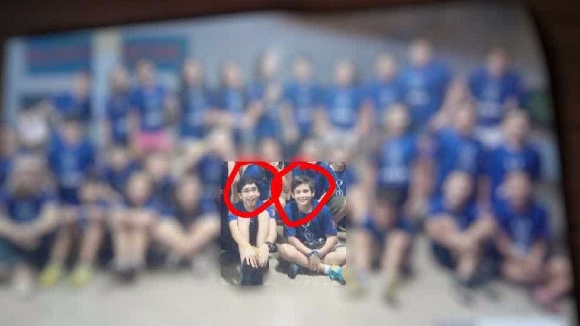 Meninos assassinados por colega de escola são sepultados