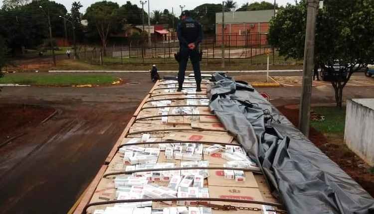 Polícia Militar apreende 800 caixas de cigarros contrabandeados no interior Polícia Militar apreende 800 caixas de cigarros contrabandeados no interior