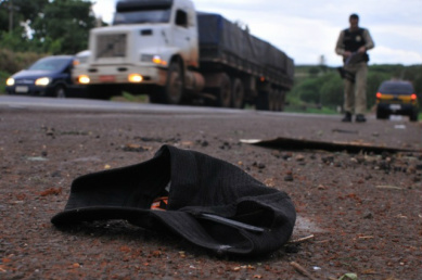 Motorista perde controle de veículo, capota e é arremessado pra fora da pista Juarez foi arremessado e arrastou o rosto na pista. (Foto: Alcides Neto)