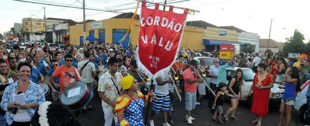 Cordão Valu faz campanha de conscientização quanto ao lixo na Esplanada Ferroviária