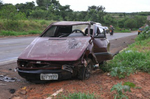 Motorista perde controle de veículo, capota e é arremessado pra fora da pista Veículo ficou completamente destruído. (Foto: Alcides Neto)