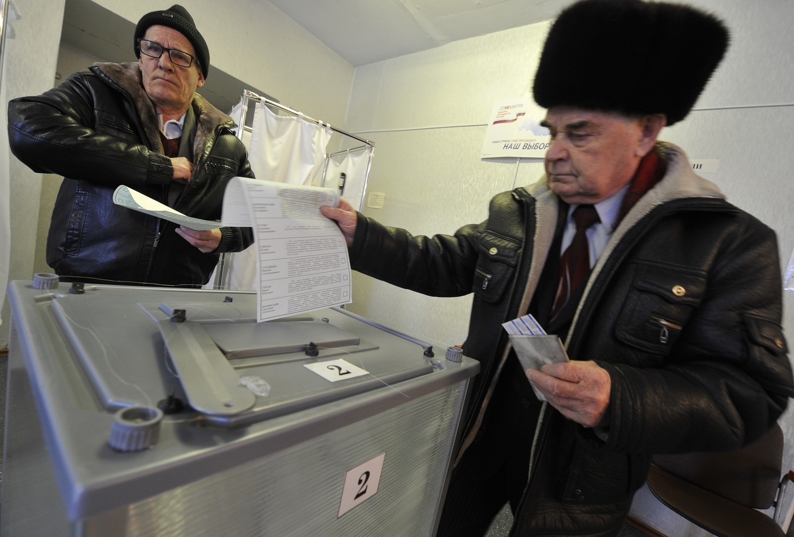 Oito candidatos disputam 1º turno na Rússia; Putin deve vencer com maioria absoluta Eleições começaram no extremo oriente da Rússia, na cidade de Yelizovo, no domingo (18) (Foto: Alexander Petrov/AP)