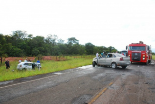 Suspeita é de que um dos condutores tenha tentado desviar de um buraco e invadiu a pista contrária colidindo frontalmente. (Foto: Tiago Apolinário/ Da Hora Bataguassu)