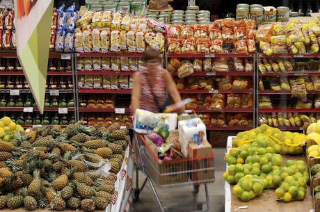 Vendas do comércio ficam positivas pelo terceiro mês, diz IBGE Vendas em supermercados puxaram resultado do mês
Paulo Whitaker/Reuters