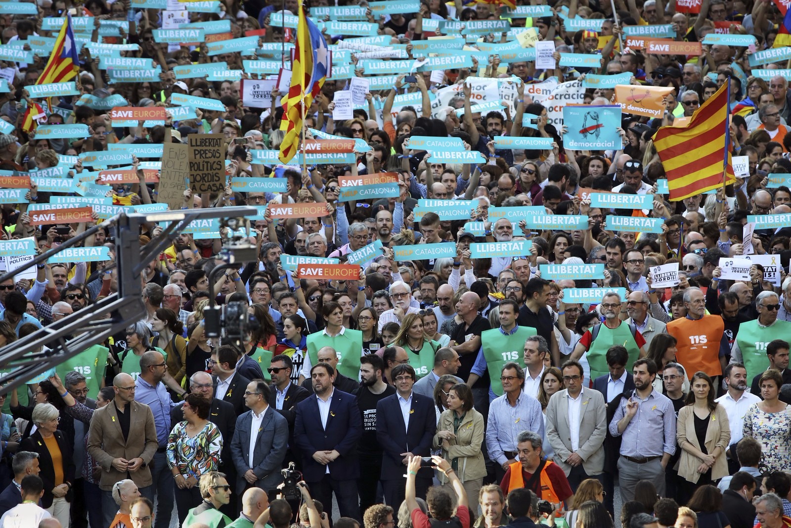Manifestantes protestam após decisão do governo da Espanha para restabelecer a ordem constitucional na região. (Foto: AP Photo/Emilio Morenatti)