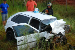 Frente do veículo Gol ficou totalmente destruída. (Foto: Thiago Apolinário/ Da Hora Bataguassu)