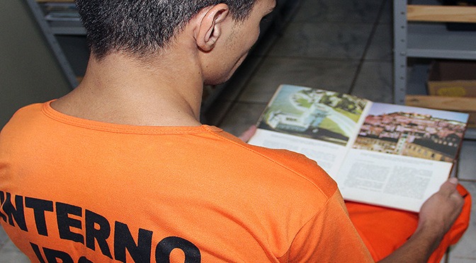 Leitura entre detentos é estimulada com a doação de livros a presídio
