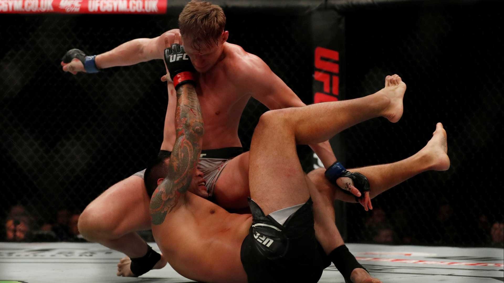 Werdum sofre nocaute técnico e perde para Volkov REUTERS/Matthew Childs