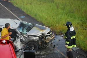 Gol bate em Corsa ao desviar de buraco e acidente mata um e fere três