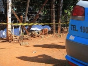 Corpo de homem na entrada de residência. (Foto: Marina Pacheco)