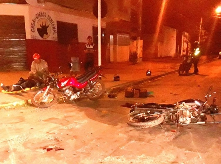 Violência da colisão entre motos deixou vítimas com muitos ferimentos. Diário Corumbaense