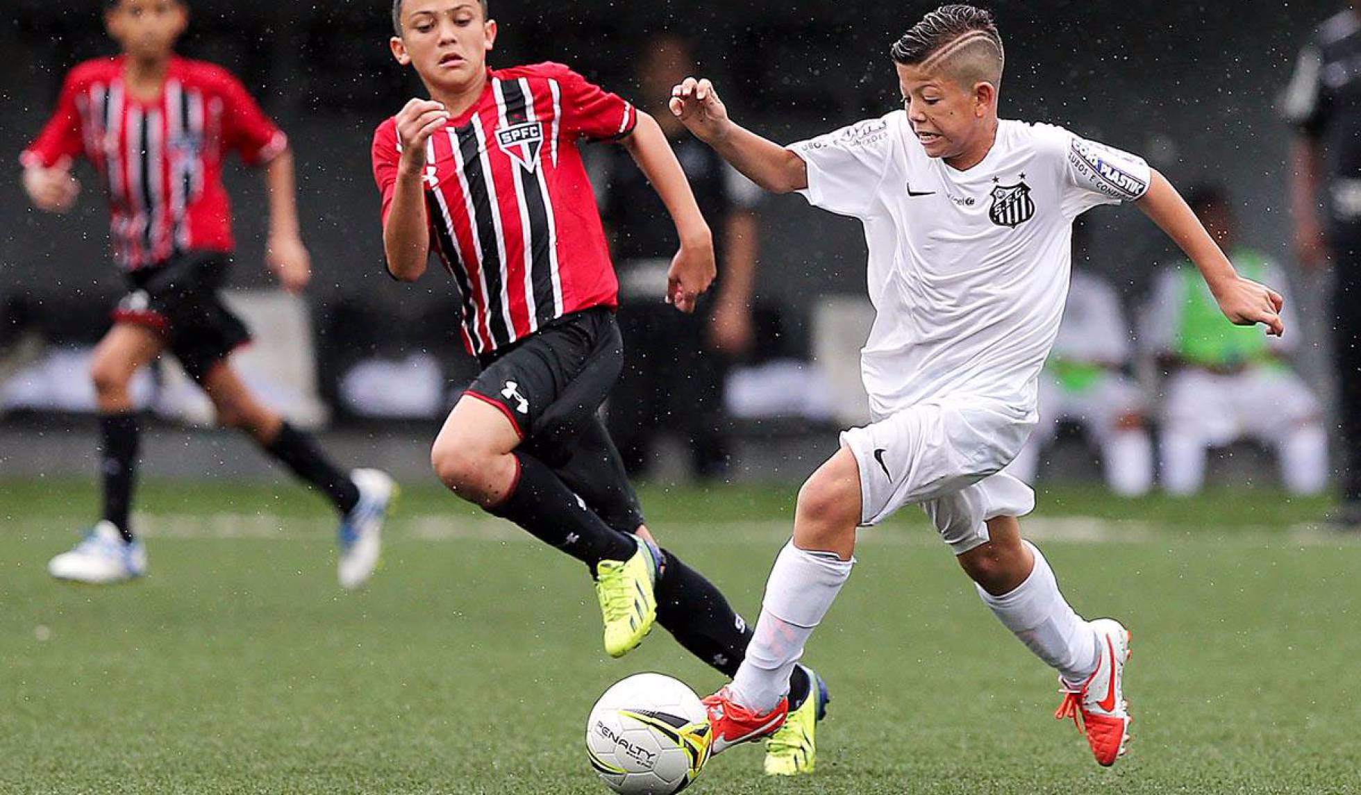 Projeto que muda idade mínima de jogador ameaça direitos de crianças no futebol Clubes querem assinar contrato com atletas a partir de 12 anos. PEDRO ERNESTO GUERRA - SANTOS FC