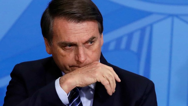 Bolsonaro diz que derrame de óleo foi criminoso, mas volta atrás (Reuters)