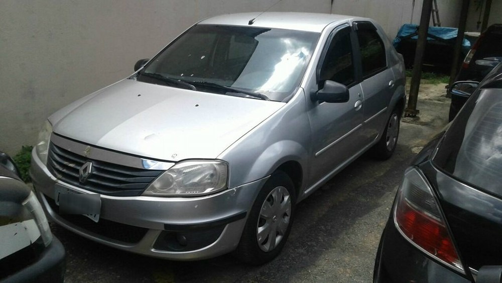 Carro suspeito de ter sido usado no assassinato de Marielle Franco é apreendido em MG Carro que pode ter sido usado por suspeitos de envolvimento em morte de Marielle Franco no RJ foi encontrado em Ubá (Foto: Marlan Kling/G1)