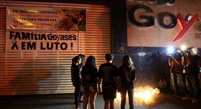 Alunos prestam homenagem diante do colégio onde ocorreu o tiroteio
Estadão Conteúdo