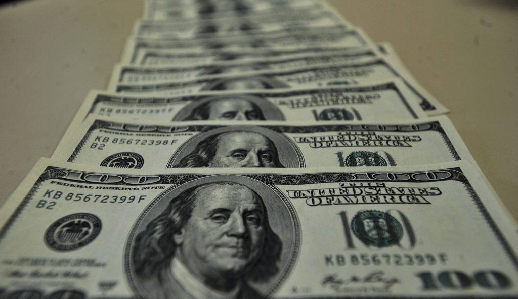 Dólar fecha em alta pelo sexto pregão consecutivo e atinge R$ 4,055
