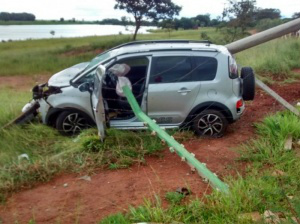 Após colidirem em poste de energia, os ocupantes fugiram para uma mata. (Foto:Maycon Chaves/CaarapóNews)