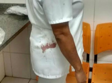 Servidores de posto de saúde são agredidos e caso para na polícia Uniforme de uma funcionária, que também teria sido agredido, ficou manchado de sangue