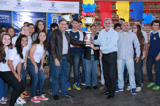Estudantes fazem festa durante entrega de premiação dos 31º jogos escolares em Campo Grande
