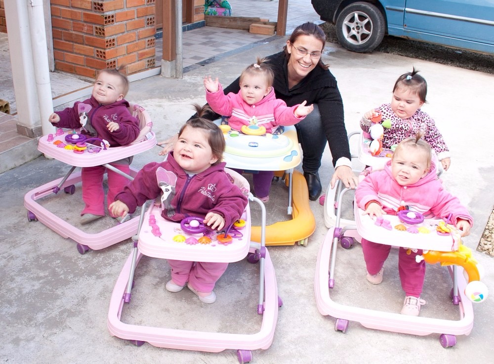 Sidneia é mãe de quíntuplas e conta com a ajuda da família e de amigos para suprir a ausência do pai e o auxílio baixo do governo (Foto: Sidneia Daufemback Batista/Arquivo pessoal)