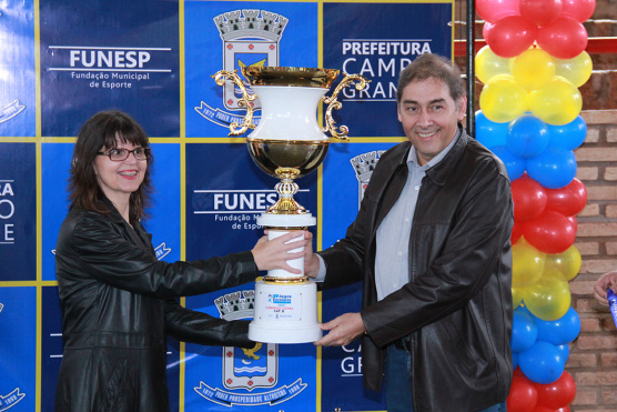 Estudantes fazem festa durante entrega de premiação dos 31º jogos escolares em Campo Grande