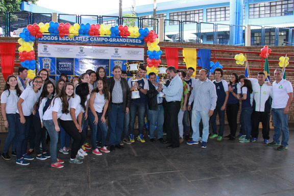 Estudantes fazem festa durante entrega de premiação dos 31º jogos escolares em Campo Grande