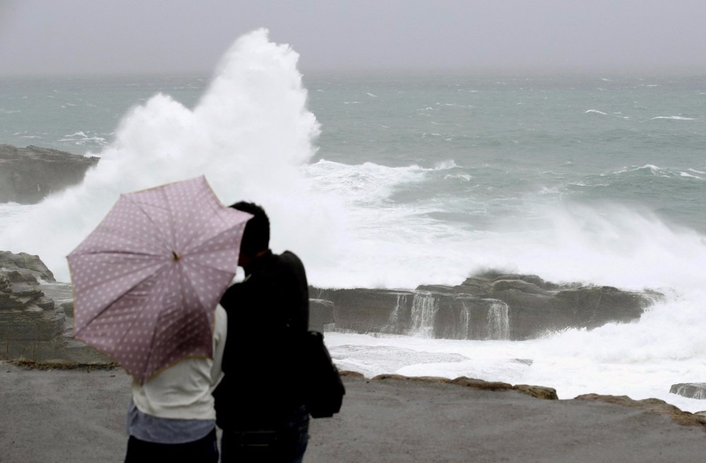 Ondas altas atingem região da cidade de Shirahama (Foto: Kyodo/Reuters)