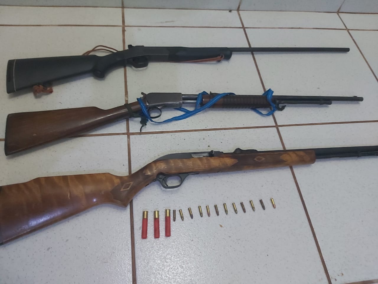 Três caçadores foram presos por porte ilegal de arma no distrito de Anhanduí