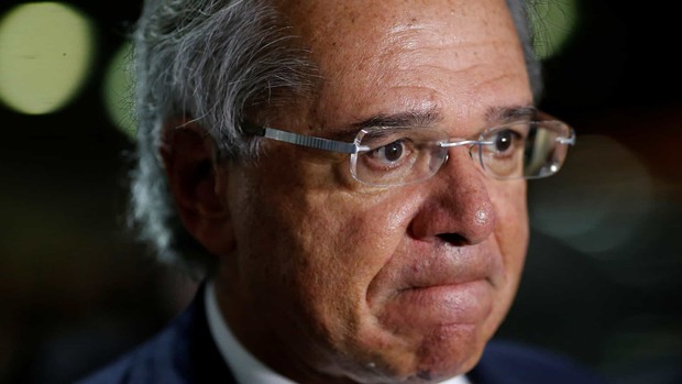 Atraso nas reformas, ciumeiras e avanço militar desgastam Guedes