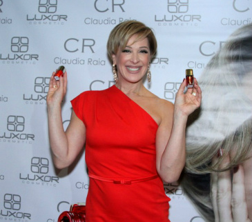 Com cabelo curto e loiro, Claudia Raia diz que dorme com creme toda noite Claudia Raia em recente lançamento de coleção de esmaltes que leva seu nome: cabelo curto e loiro é por conta de sua personagem, Samantha, na novela
