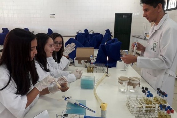 Alunas da Escola do Sesi de Campo Grande descobrem transmissores de doenças na água da Capital